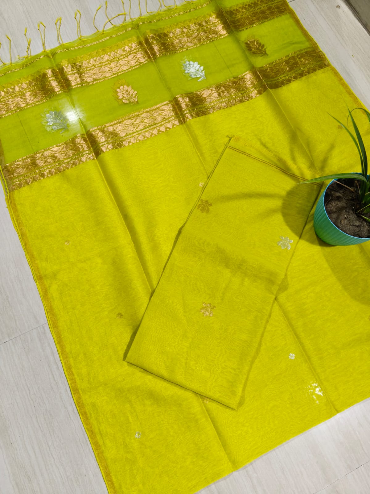 Rashi Silk Linen Lotus Jamdani Suit Set by Rihyaaz featuring a 3-meter silk linen top with a 2.5-meter tassel dupatta, showcasing elegant handwoven Lotus Jamdani craftsmanship.