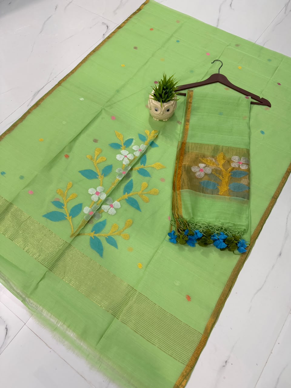Muslin Jamdani handwoven suit set with 2.5-meter top and 2.5-meter dupatta featuring elegant tassels by Rihyaaz.