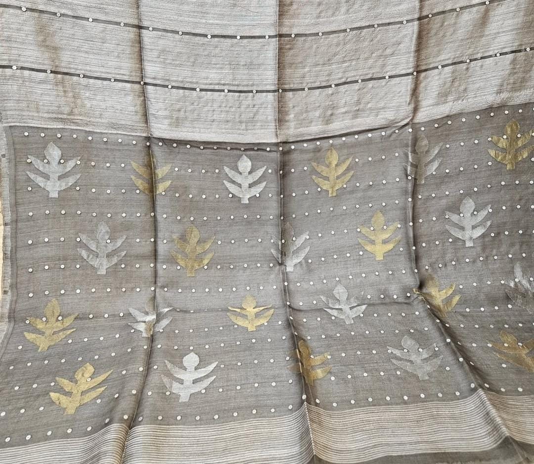 🌟 Taru – Matka/ Muslin Silk Dual Zari & Sequin Saree | All Over White Sequin/ Sea Shell Woven | A Handwoven Elegance by Rihyaaz