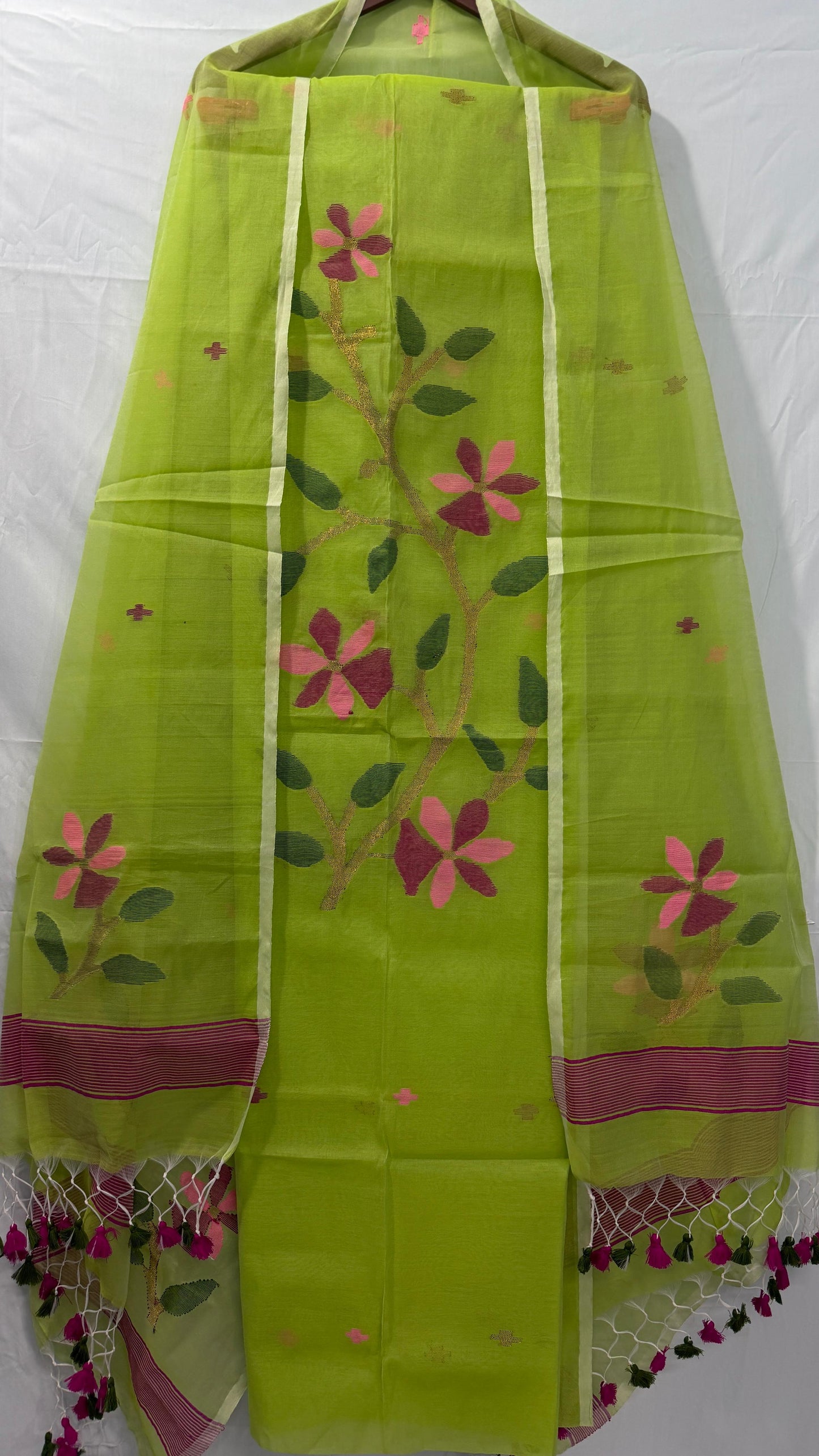 Rihyaaz Muslin Jamdani suit with handwoven detailing, 2.5 meter top and 2.5 meter tassel-finished dupatta.