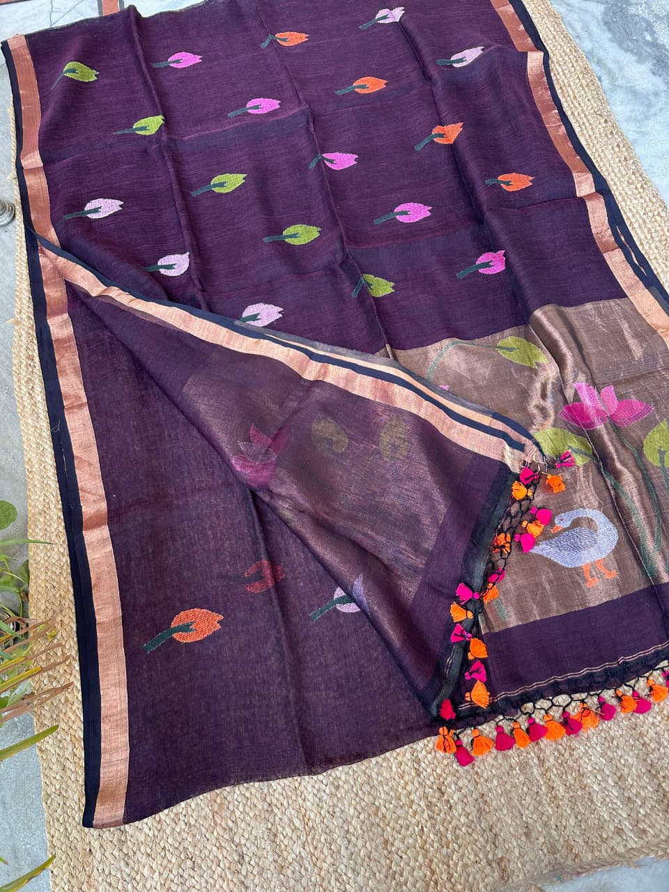 Meenal linen tissue palla Paithani Jamdani saree by Rihyaaz with intricate traditional Lotus and Swan motifs to give an elegant festival look.