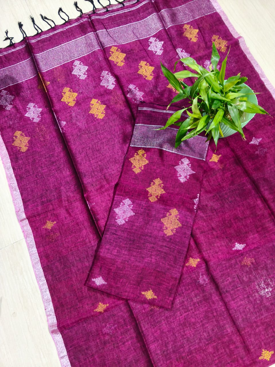 Inca Pure Linen Saree with Intricate dual zari weaving by Rihyaaz – elegant premium linen saree with a lightweight, breathable texture and graceful traditional drape.