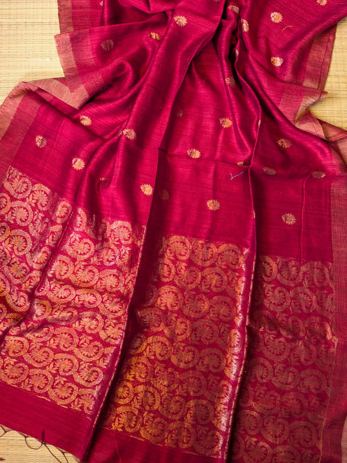 Magenta Festive Special premium-quality Matka saree featuring a beautiful Banarasi-pattern zari pallu, paired with a matching running Matka blouse piece. Silk Mark available. Elegant traditional saree for festive occasions, weddings, and celebrations by Rihyaaz.