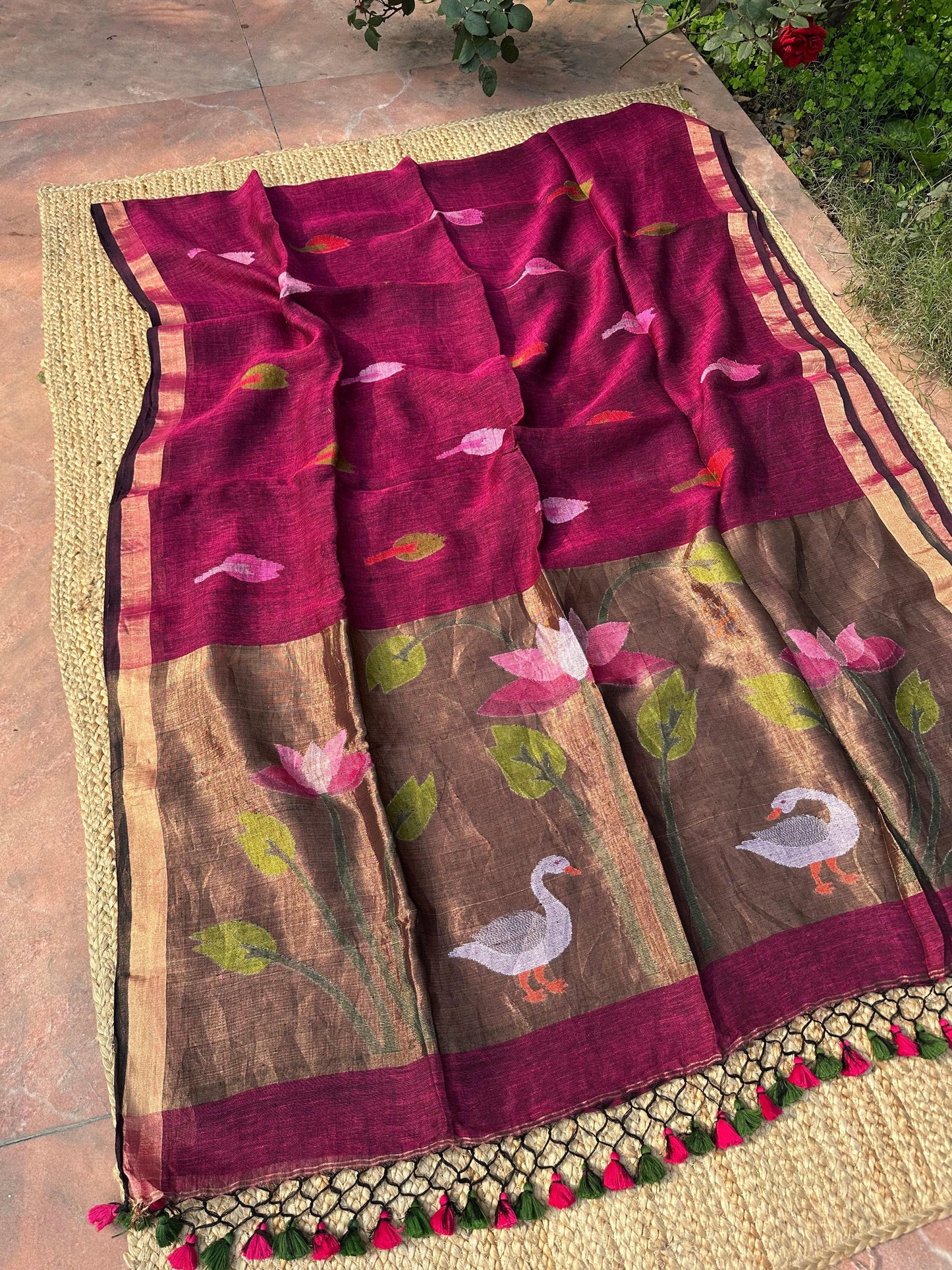 Meenal linen tissue palla Paithani Jamdani saree by Rihyaaz with intricate traditional Lotus and Swan motifs to give an elegant festival look.