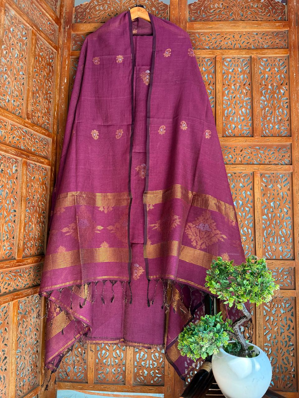 Jarau Magenta organic 100 count linen by linen 2-piece suit with all-over needle Jamdani weaving on kurta and antique zari Meenakari work on both sides of the dupatta by Rihyaaz.