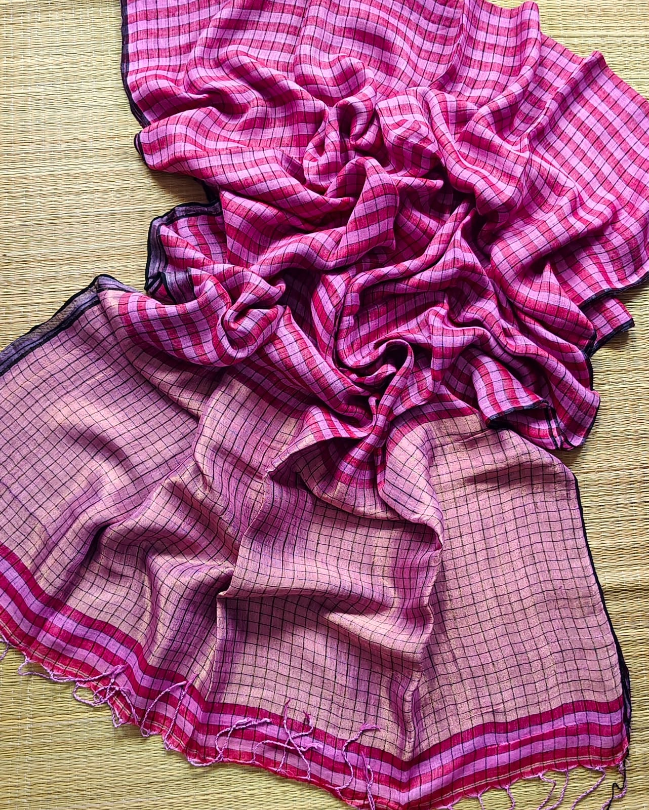 Jaal premium Checkbox Linen saree in Jayashree linen with tested zari tissue palla, sleek black border and blouse piece by Rihyaaz.