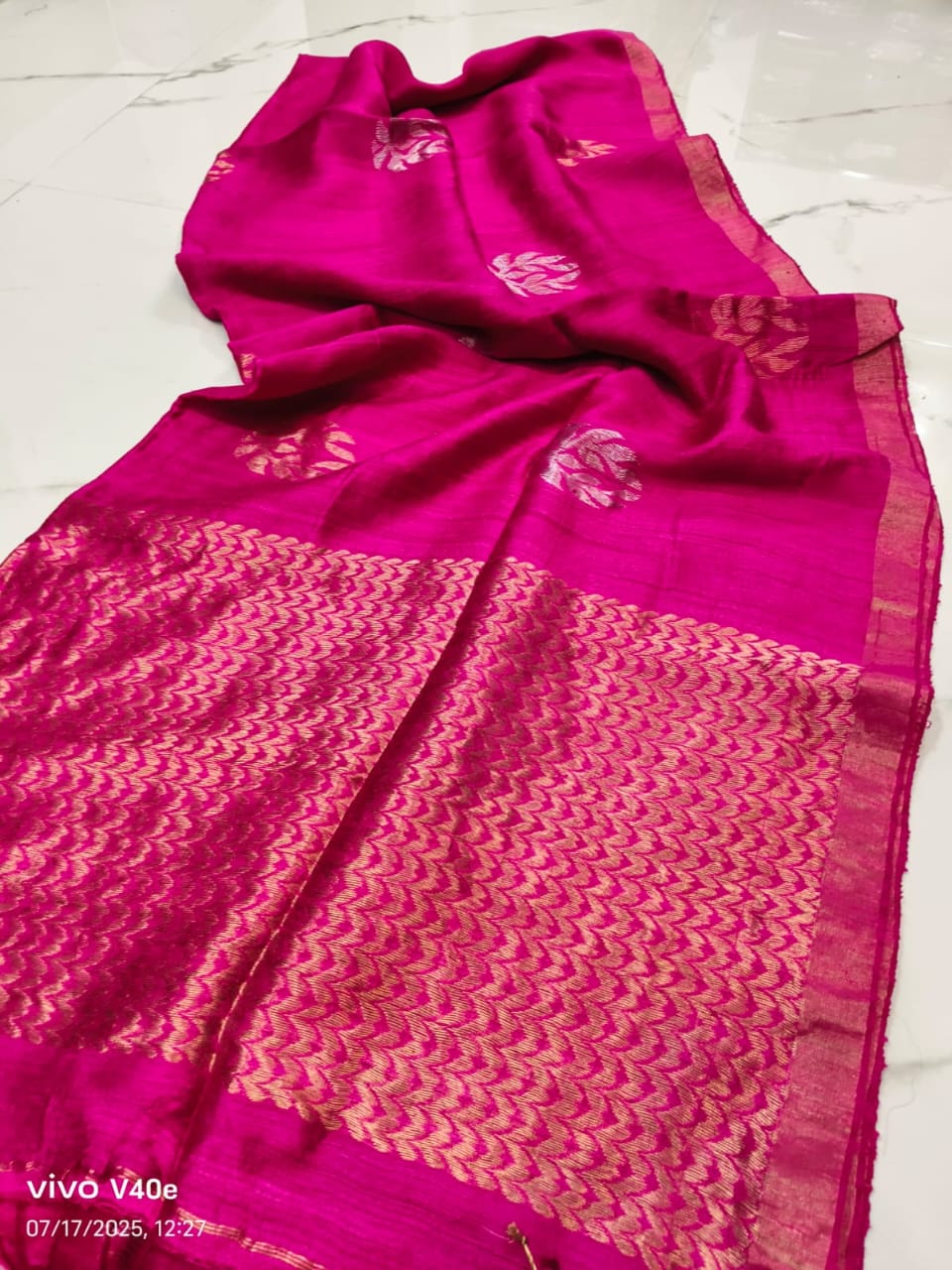 Sapla dual zari Matka Benarasi saree with intricate zari Jamdani motifs and running Matka blouse piece by Rihyaaz.