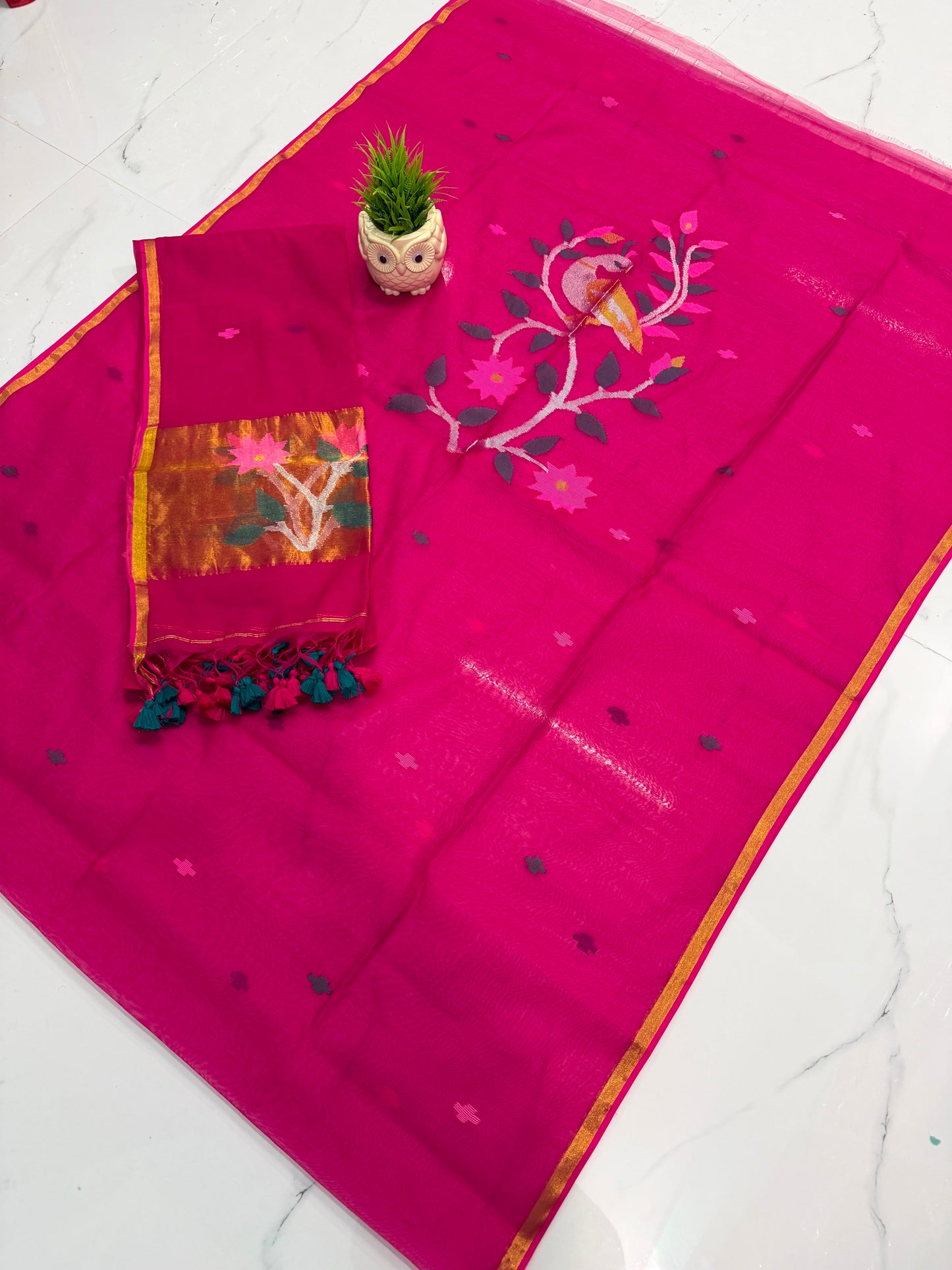 Shop the elegant Muslin Jamdani Top & Dupatta by Rihyaaz. Featuring a 2.6-meter top and 2.5-meter dupatta, this timeless handwoven ensemble celebrates Indian craftsmanship and graceful style.