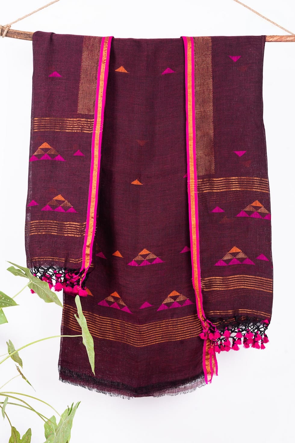𝓟𝔂𝓻𝓪𝓶𝓲𝓭 Jayshree Linen by Linen Jamdani suit and dupatta with contrasting-colour thread-woven detailing and elegant zari border, crafted by Rihyaaz.