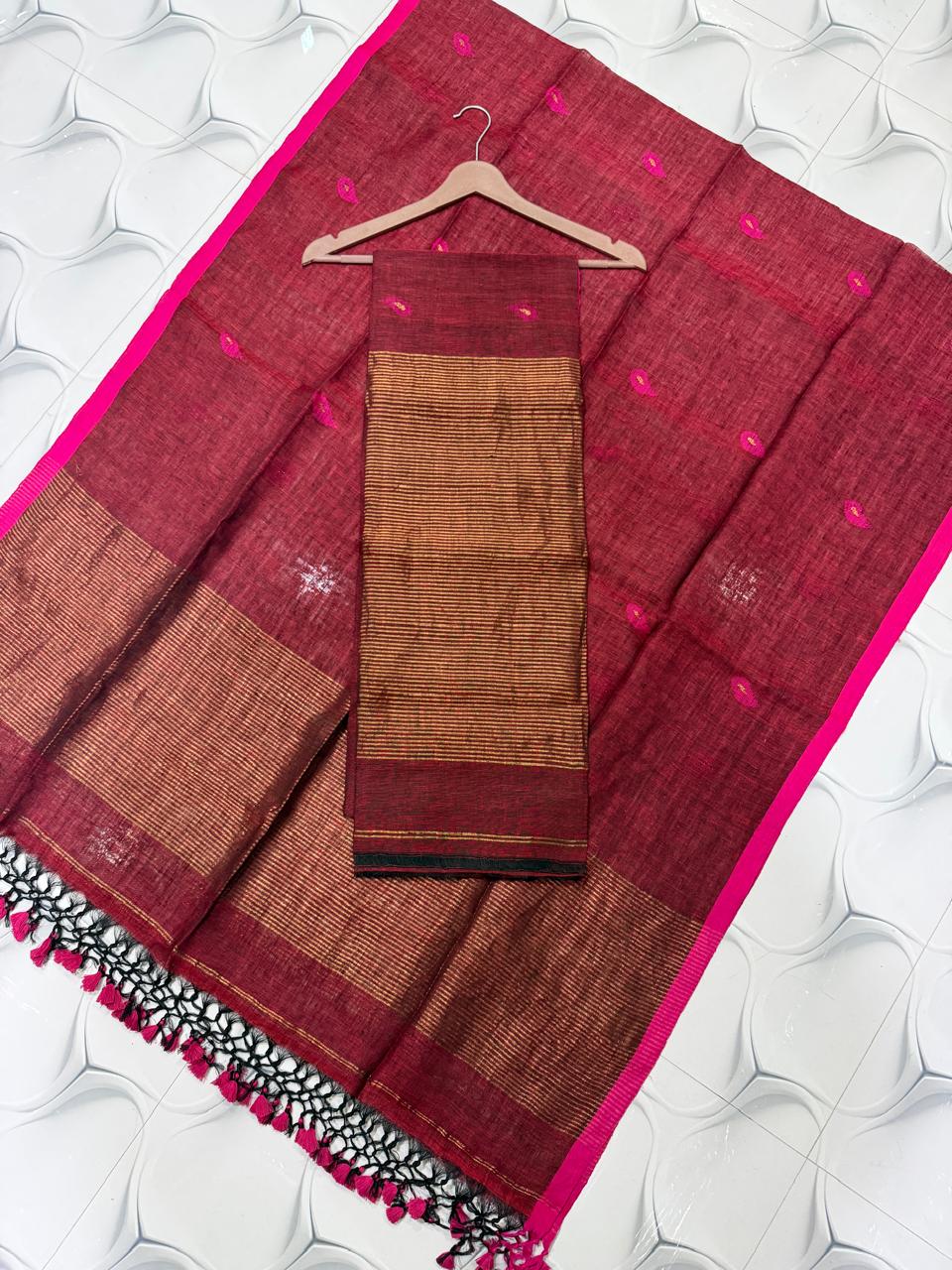 Nethra linen zari patta Jamdani suit by Rihyaaz, featuring a refined linen texture, delicate zari patta detailing and elegant traditional Jamdani craftsmanship.