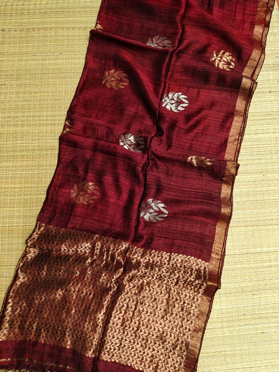 Sapla dual zari Matka Benarasi saree with intricate zari Jamdani motifs and running Matka blouse piece by Rihyaaz.