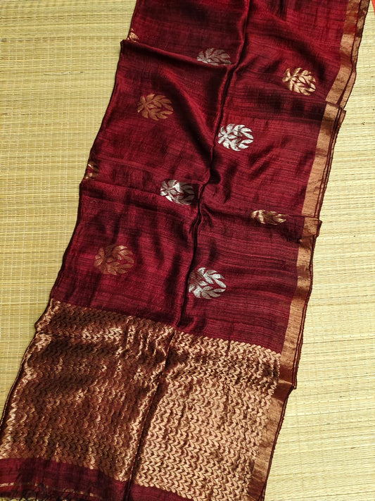Sapla dual zari Matka Benarasi saree with intricate zari Jamdani motifs and running Matka blouse piece by Rihyaaz.