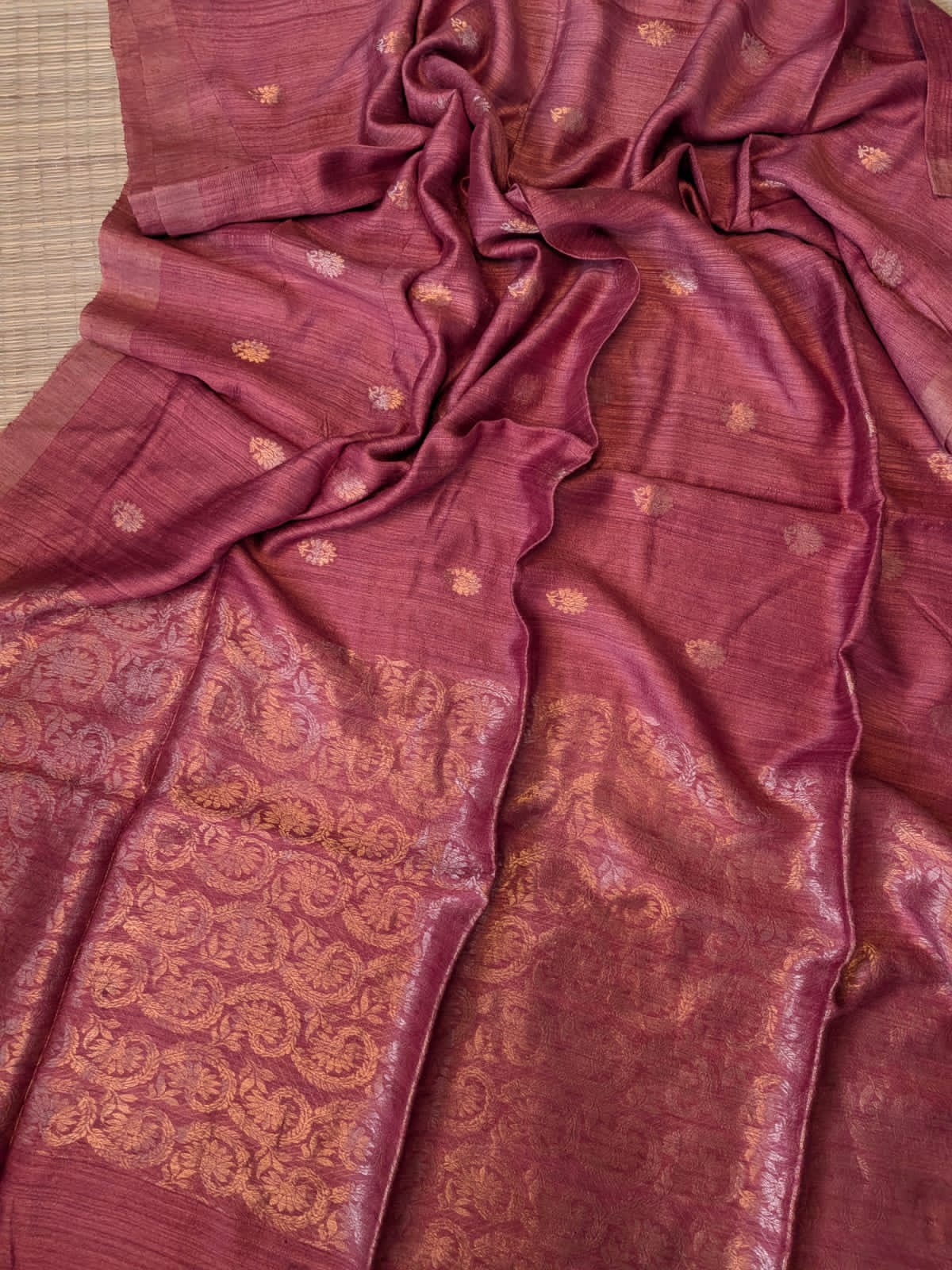 Mauve Festive Special premium-quality Matka saree featuring a beautiful Banarasi-pattern zari pallu, paired with a matching running Matka blouse piece. Silk Mark available. Elegant traditional saree for festive occasions, weddings, and celebrations by Rihyaaz.