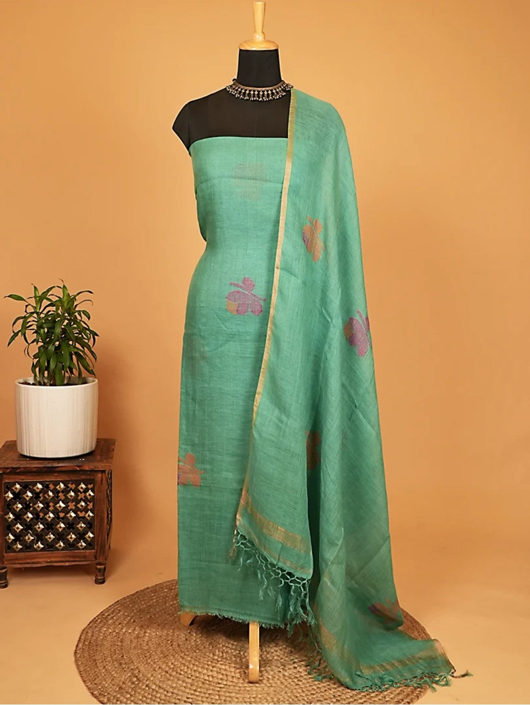 Kaash mint pure Jayshree linen and 120 count linen handwoven Jamdani suit set with 3 metre kurta fabric and 2.5 metre dupatta by Rihyaaz Fashions.