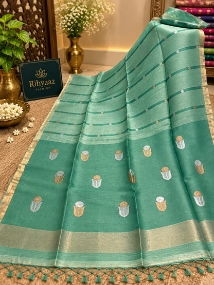 Shop Moss Mint Silk Linen Resham Palla Sona Rupa Dual Zari Weaved Jamdani Saree by Rihyaaz. Handwoven heritage, refined detailing and timeless Indian elegance.