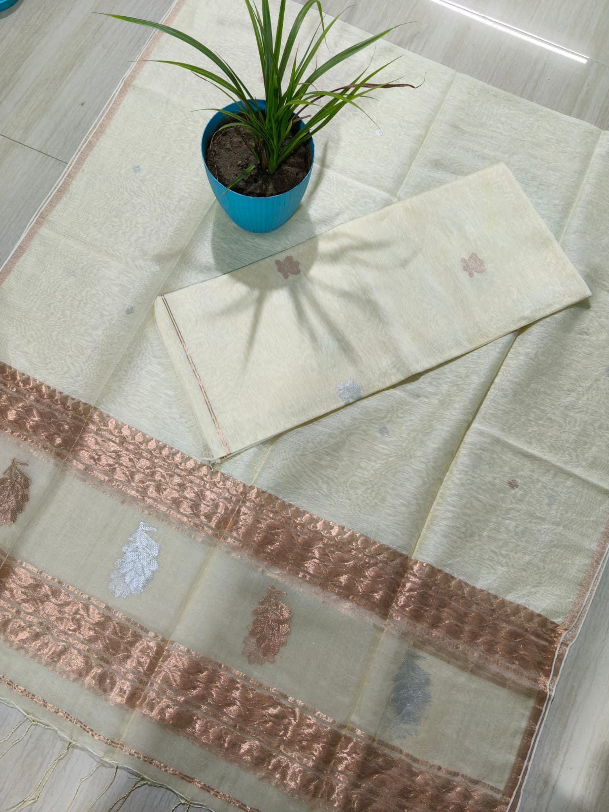 Rashi Silk Linen Lotus Jamdani Suit Set by Rihyaaz featuring a 3-meter silk linen top with a 2.5-meter tassel dupatta, showcasing elegant handwoven Lotus Jamdani craftsmanship.