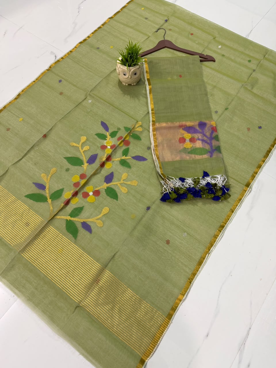 Muslin Jamdani handwoven suit set with 2.5-meter top and 2.5-meter dupatta featuring elegant tassels by Rihyaaz.