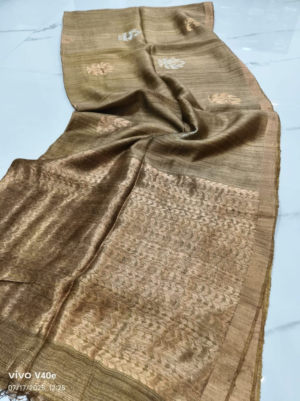 Sapla dual zari Matka Benarasi saree with intricate zari Jamdani motifs and running Matka blouse piece by Rihyaaz.