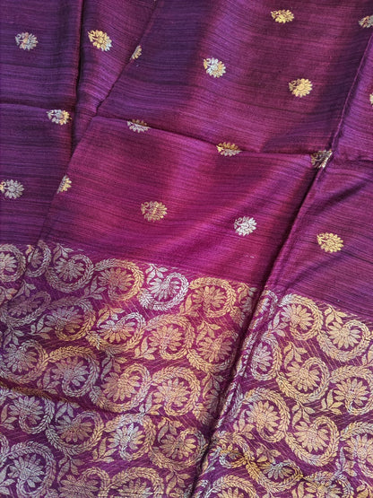 Onion Pink Festive Special premium-quality Matka saree featuring a beautiful Banarasi-pattern zari pallu, paired with a matching running Matka blouse piece. Silk Mark available. Elegant traditional saree for festive occasions, weddings, and celebrations by Rihyaaz.