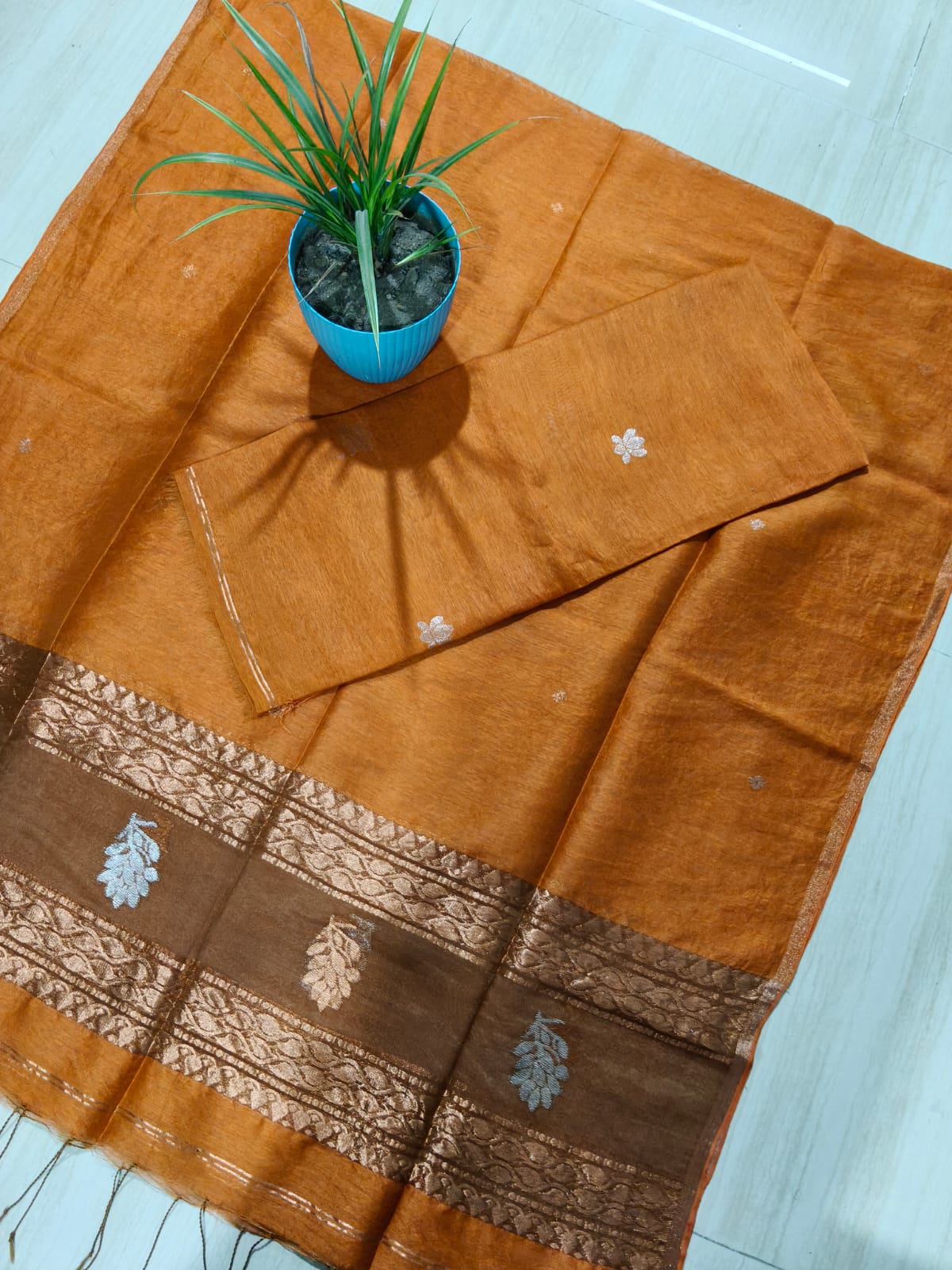 Rashi Silk Linen Lotus Jamdani Suit Set by Rihyaaz featuring a 3-meter silk linen top with a 2.5-meter tassel dupatta, showcasing elegant handwoven Lotus Jamdani craftsmanship.