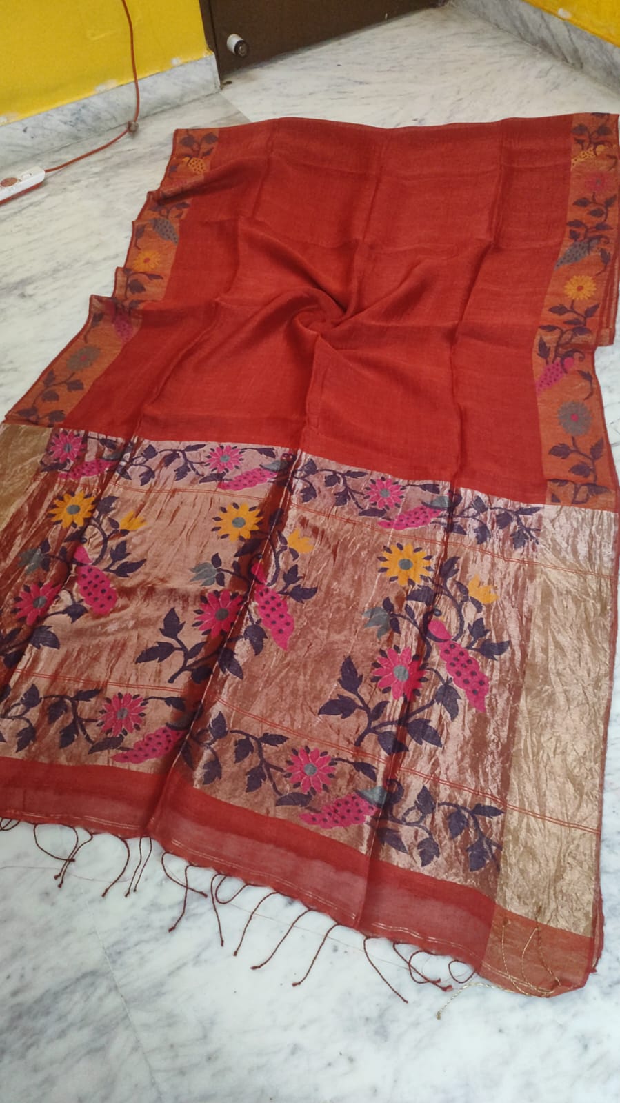 Tarang pure linen tissue Jamdani saree featuring a beautifully detailed needlework Jamdani border with floral and bird motifs, by Rihyaaz.