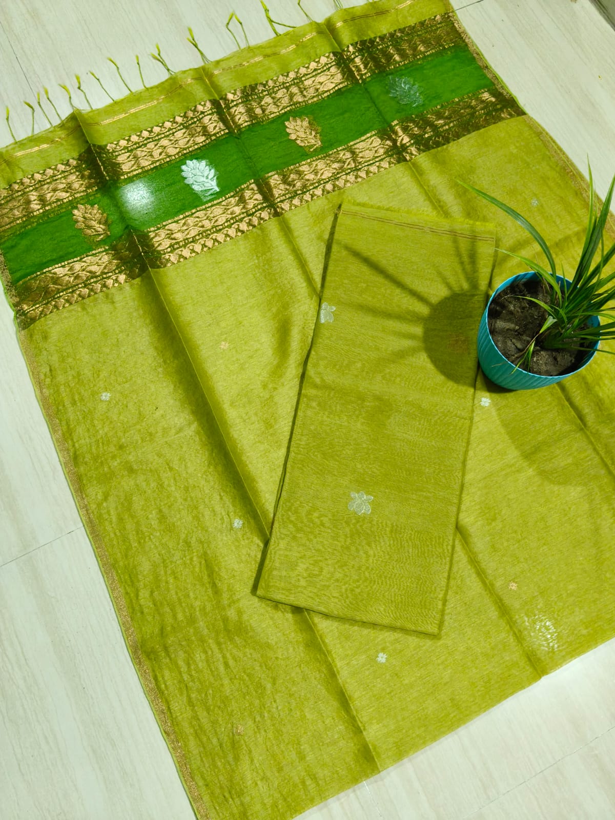 Rashi Silk Linen Lotus Jamdani Suit Set by Rihyaaz featuring a 3-meter silk linen top with a 2.5-meter tassel dupatta, showcasing elegant handwoven Lotus Jamdani craftsmanship.