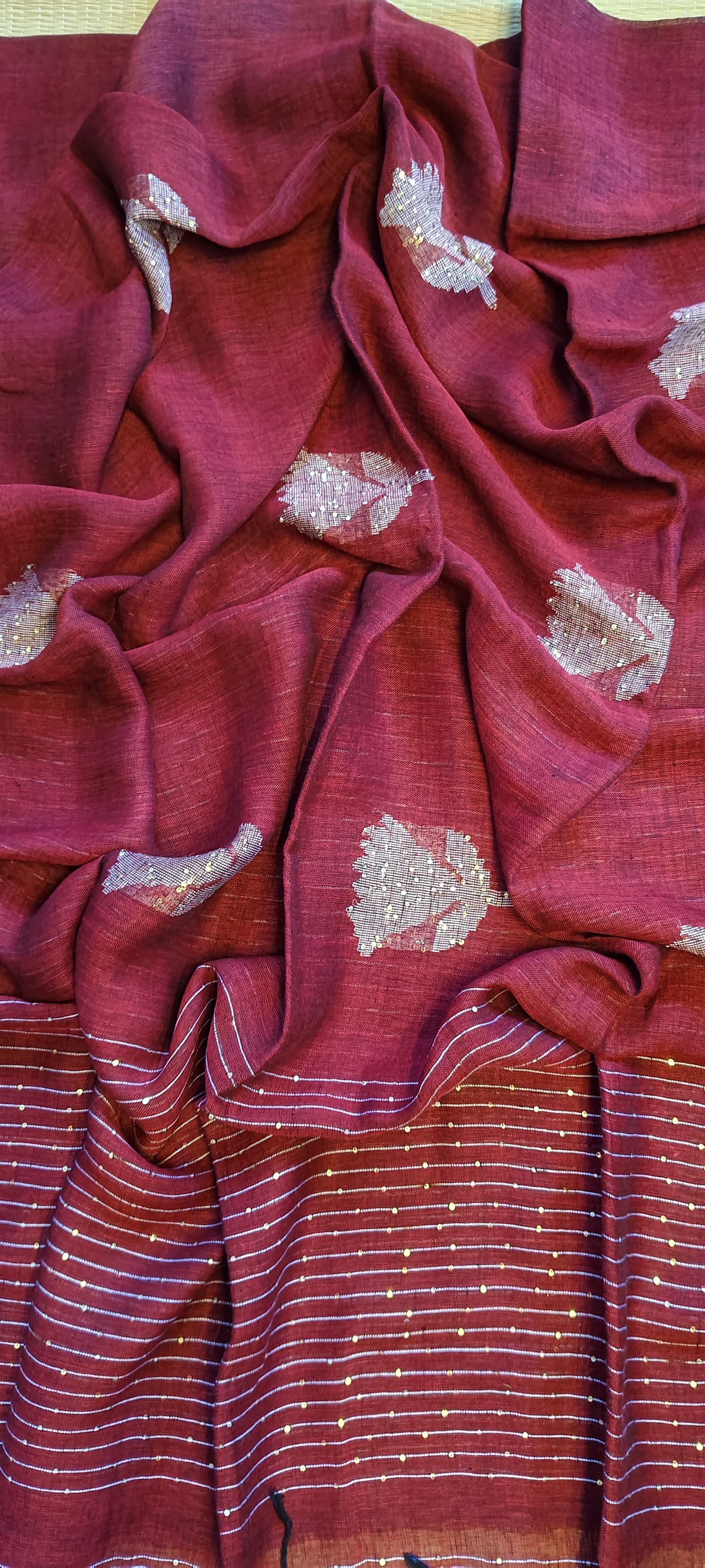 Shri Pure Linen by Linen handwoven floral motif Jamdani saree with sequence work on motifs and pallu, needlework butta and check blouse piece by Rihyaaz.