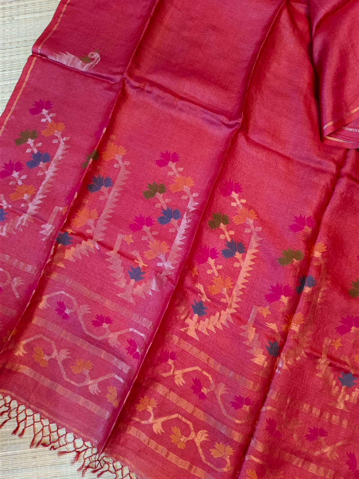 Rajeswari pure Tussar by Tussar hand-woven Jamdani saree with intricate needlework and floral motifs, and running blouse piece – Rihyaaz