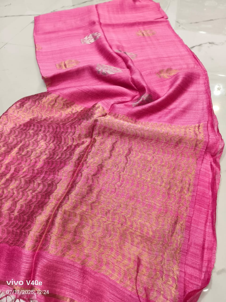 Sapla dual zari Matka Benarasi saree with intricate zari Jamdani motifs and running Matka blouse piece by Rihyaaz.