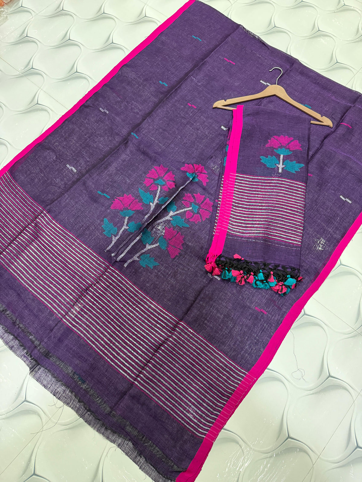 Rihyaaz handwoven linen Jamdani suit set with 2.5 meter top and 2.5 meter tassel dupatta
