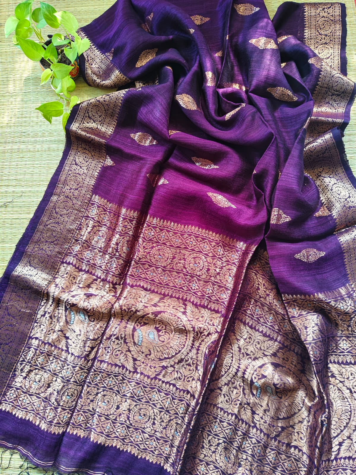Premium pure Matka silk Benarasi saree with running Matka blouse piece by Rihyaaz