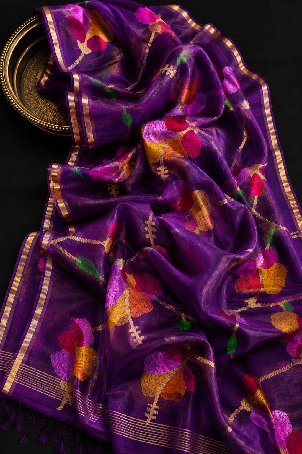 Blossom muslin Jamdani saree with allover floral handwoven motifs by Rihyaaz