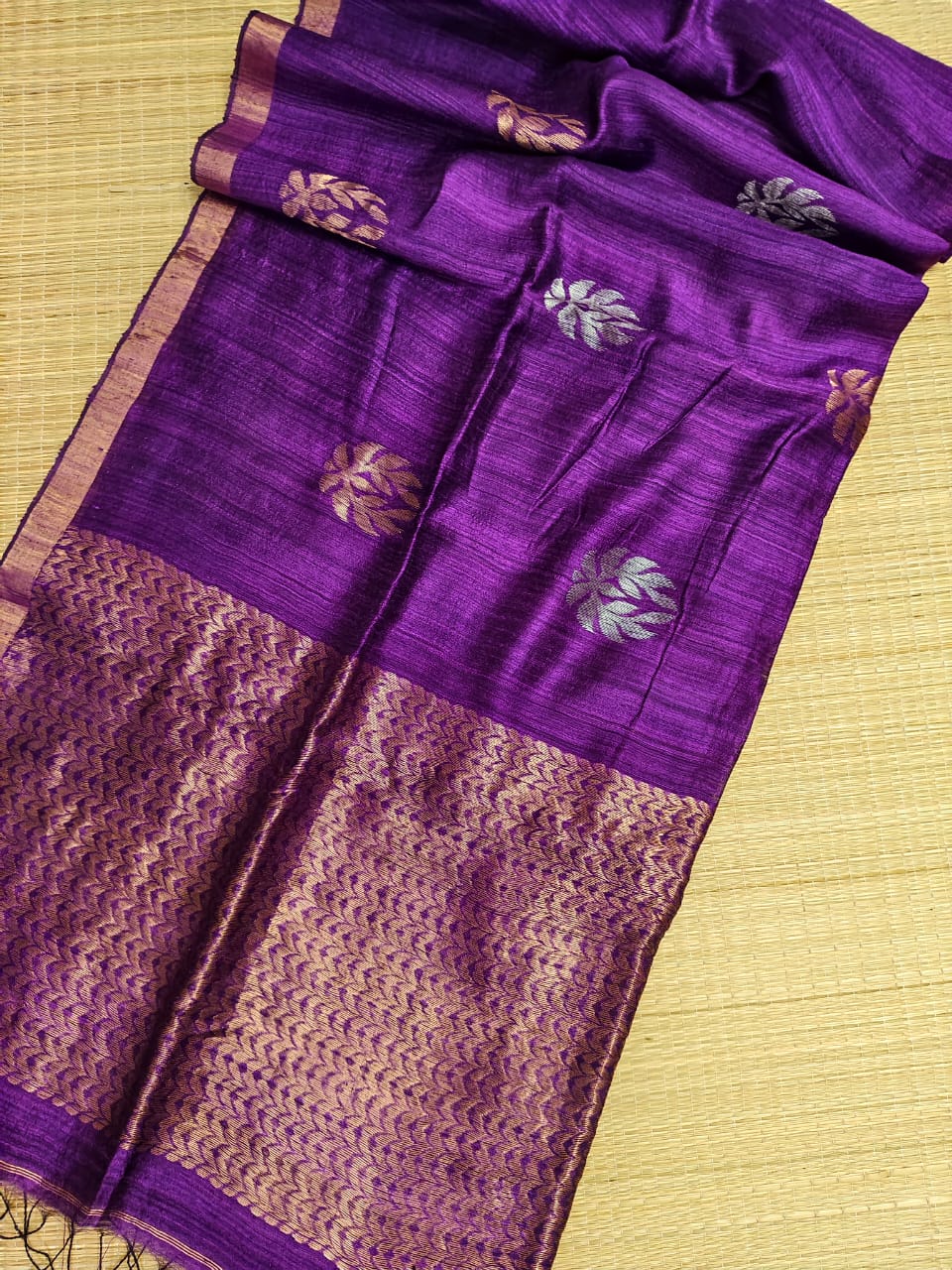 Sapla dual zari Matka Benarasi saree with intricate zari Jamdani motifs and running Matka blouse piece by Rihyaaz.