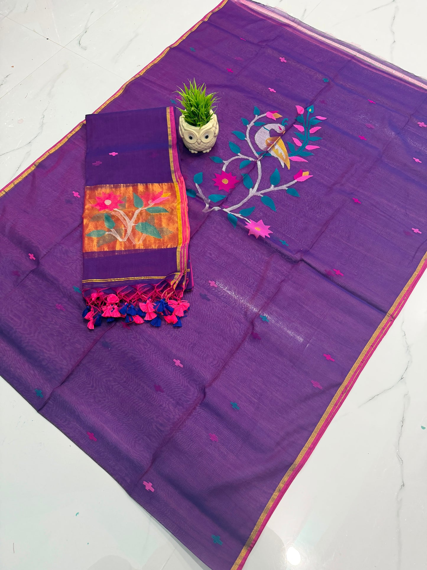 Shop the elegant Muslin Jamdani Top & Dupatta by Rihyaaz. Featuring a 2.6-meter top and 2.5-meter dupatta, this timeless handwoven ensemble celebrates Indian craftsmanship and graceful style.