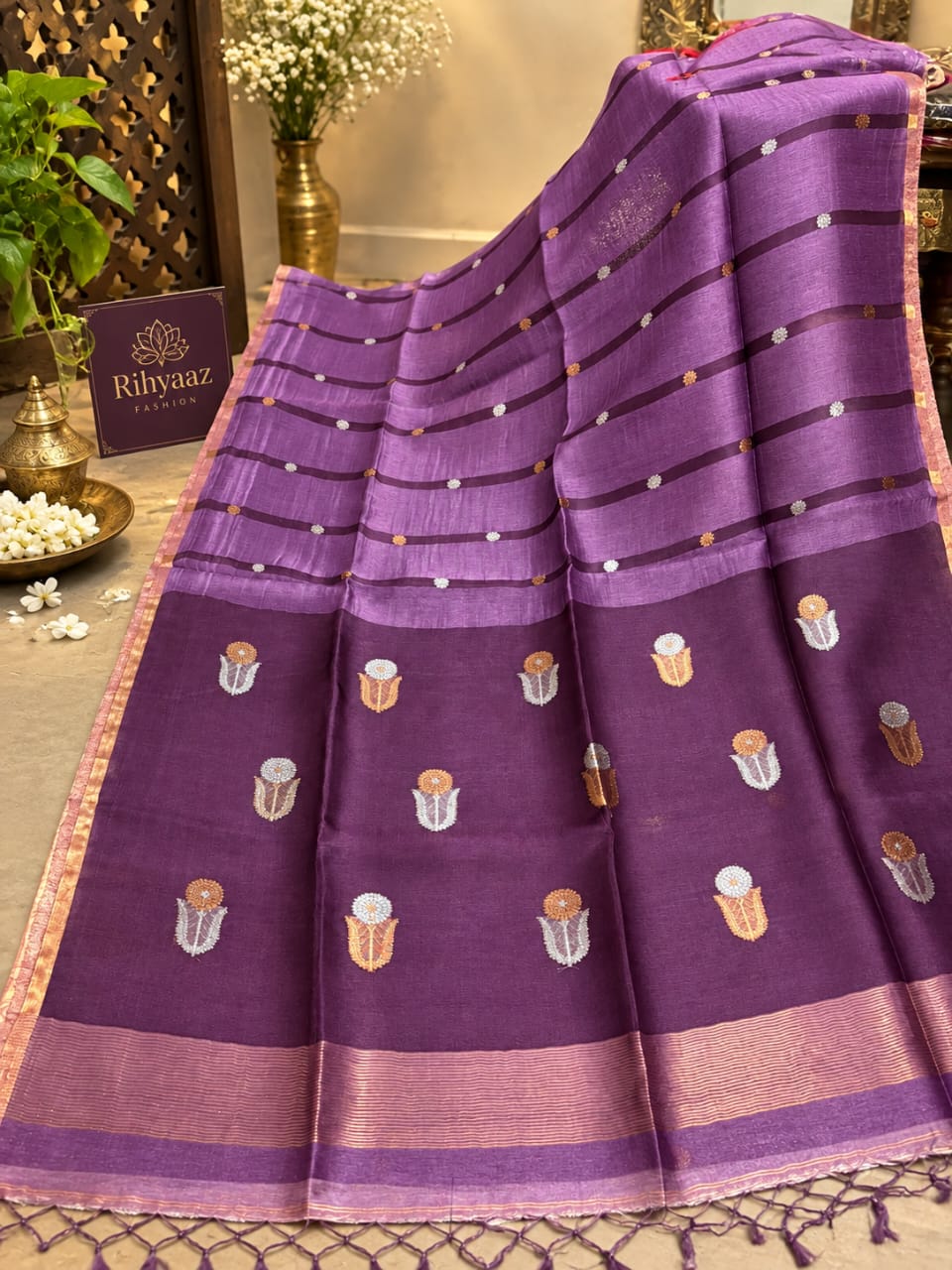 Shop Moss Purple Silk Linen Resham Palla Sona Rupa Dual Zari Weaved Jamdani Saree by Rihyaaz. Handwoven heritage, refined detailing and timeless Indian elegance.