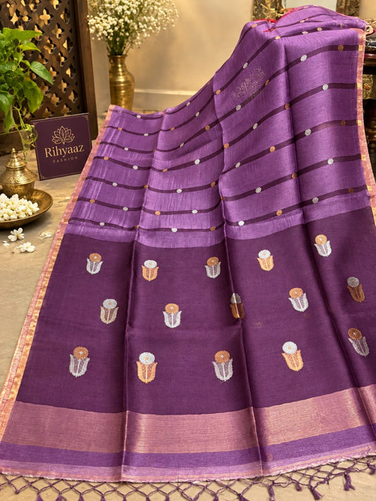 Shop Moss Purple Silk Linen Resham Palla Sona Rupa Dual Zari Weaved Jamdani Saree by Rihyaaz. Handwoven heritage, refined detailing and timeless Indian elegance.