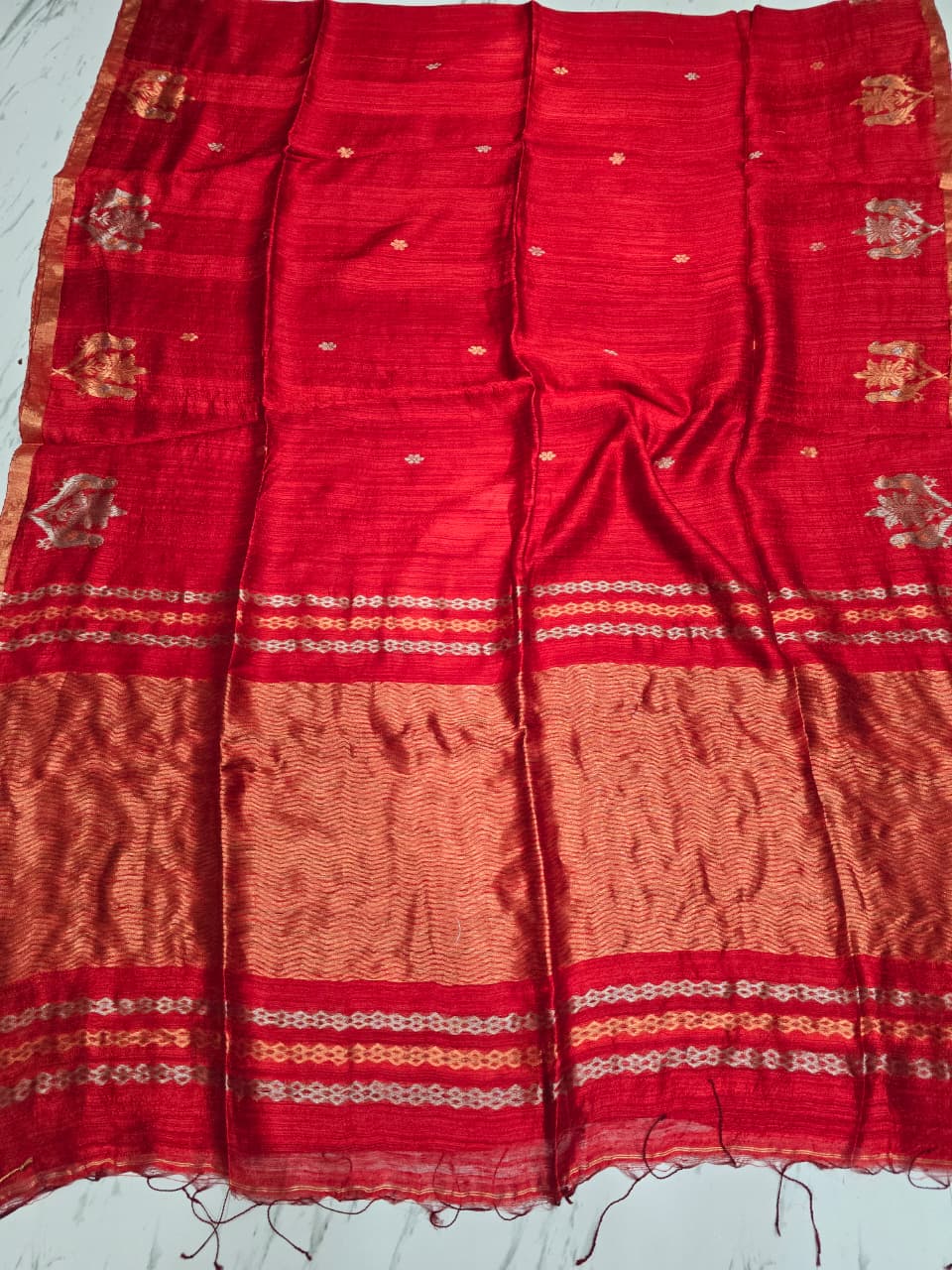 Suhina by Rihyaaz Fashions, Red pure Matka silk handwoven saree with running blouse piece. Featuring authentic silk texture, and Silk Mark certification, traditional Indian handloom craftsmanship and elegant festive styling.