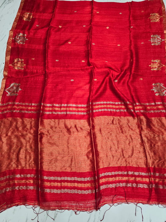 Suhina by Rihyaaz Fashions, Red pure Matka silk handwoven saree with running blouse piece. Featuring authentic silk texture, and Silk Mark certification, traditional Indian handloom craftsmanship and elegant festive styling.