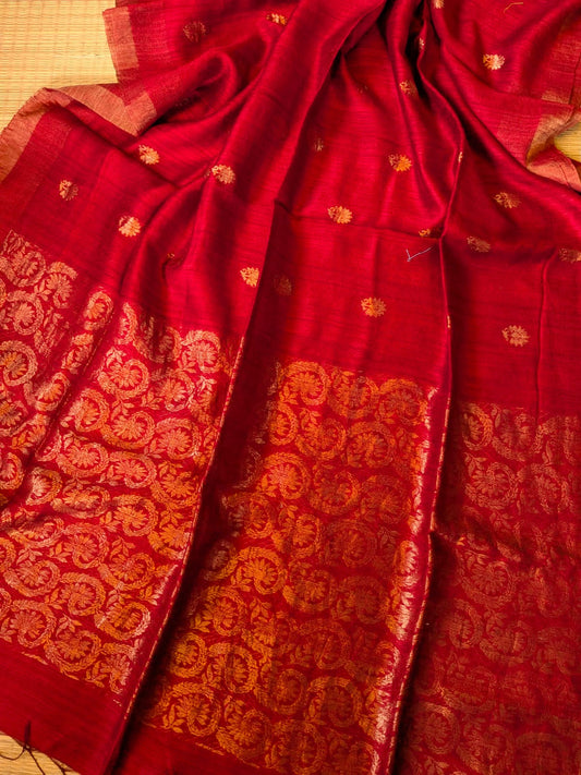 Red Festive Special premium-quality Matka saree featuring a beautiful Banarasi-pattern zari pallu, paired with a matching running Matka blouse piece. Silk Mark available. Elegant traditional saree for festive occasions, weddings, and celebrations by Rihyaaz.