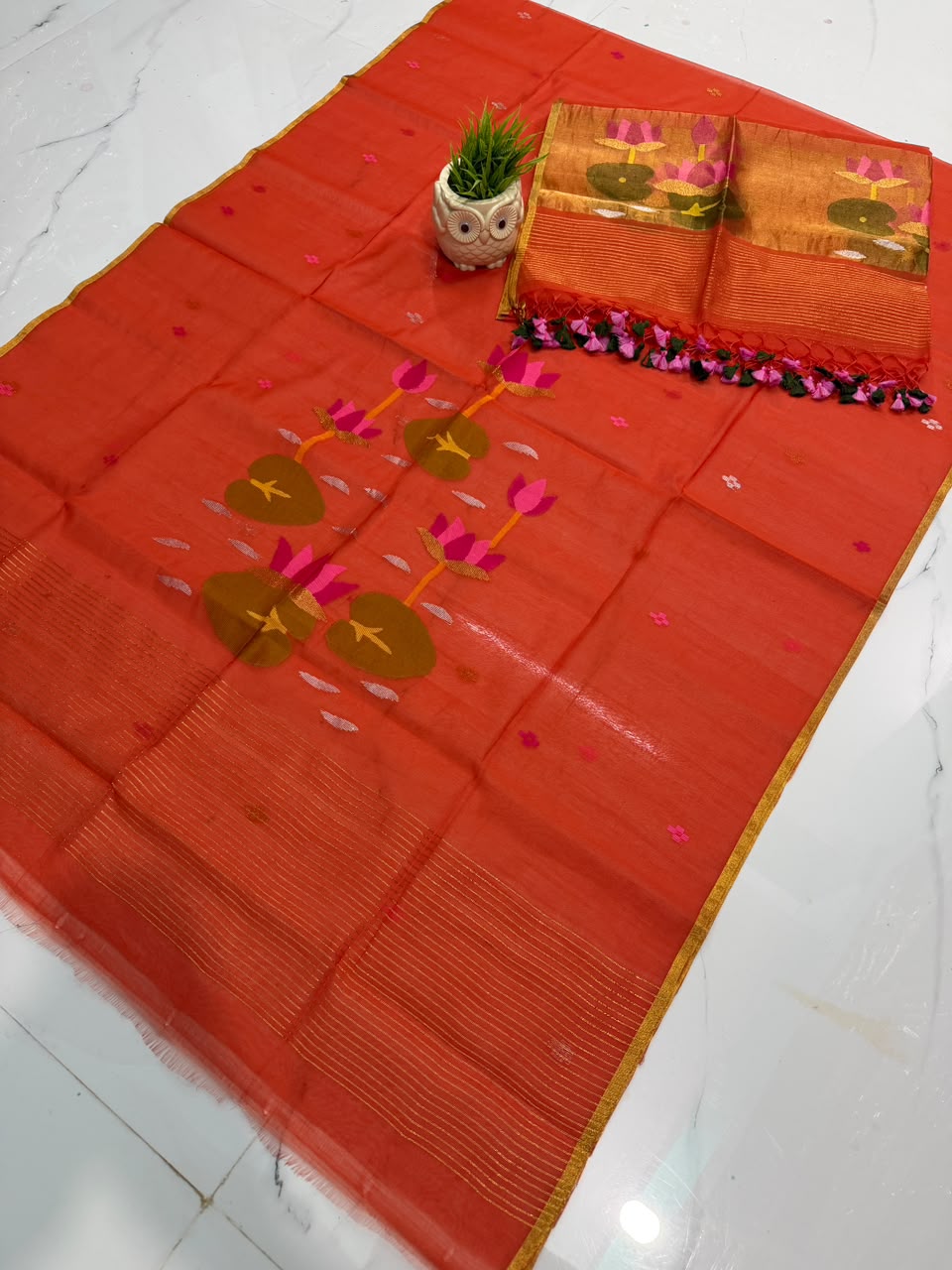 Rihyaaz handwoven Muslin Paithani Jamdani suit set with 2.5-meter top and 2.5-meter tassel-detail dupatta