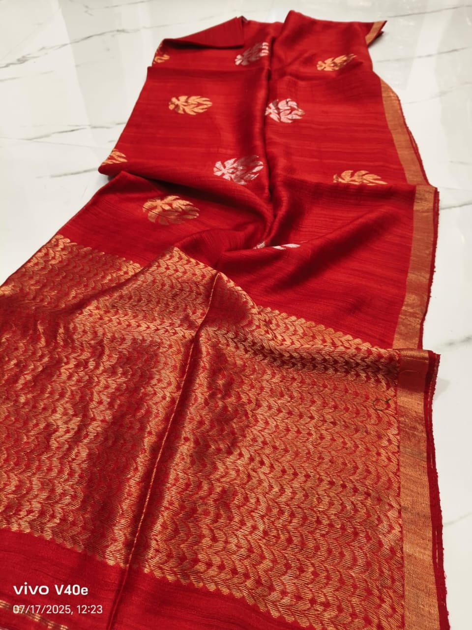 Sapla dual zari Matka Benarasi saree with intricate zari Jamdani motifs and running Matka blouse piece by Rihyaaz.