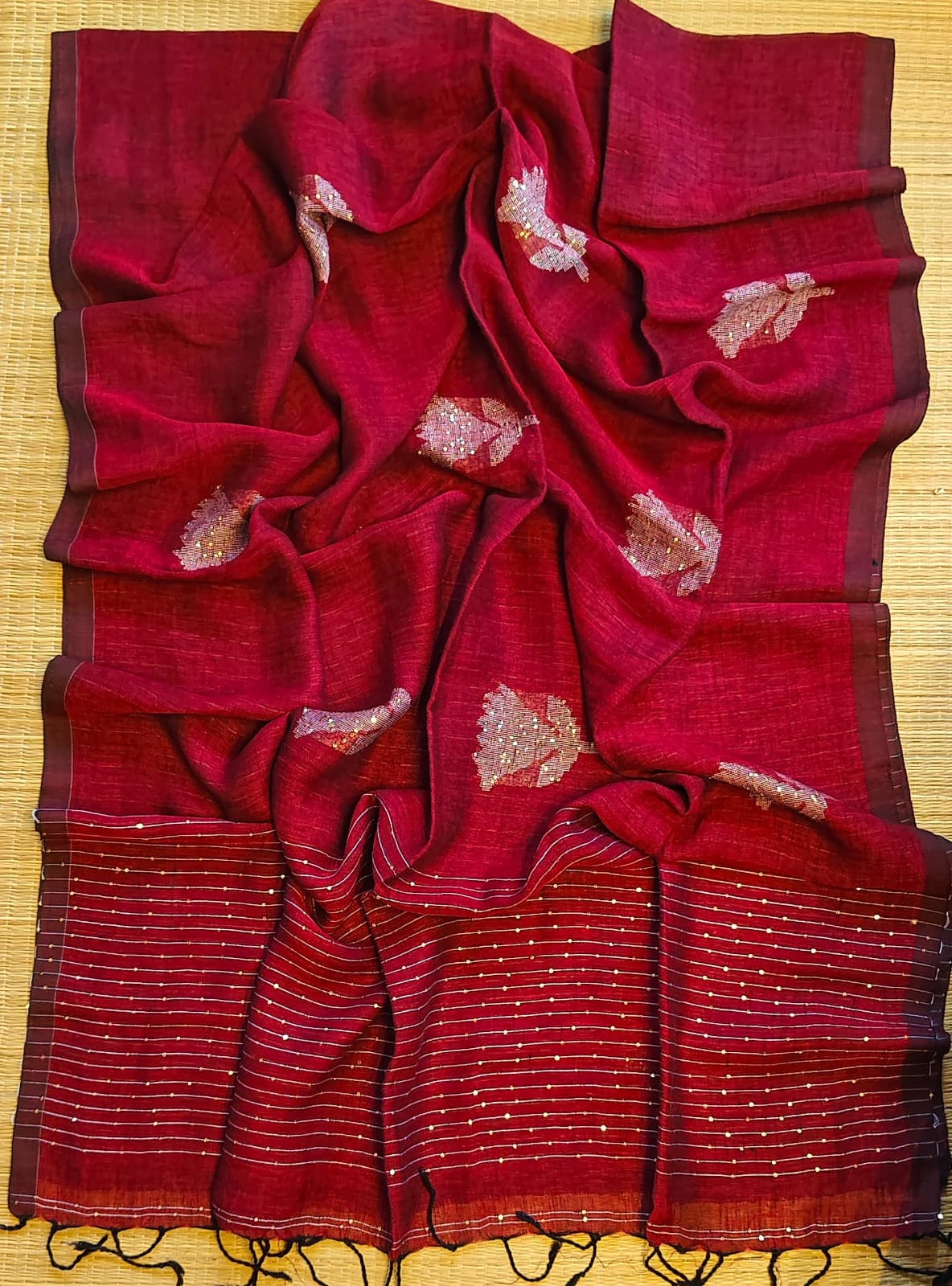 Shri Pure Linen by Linen handwoven floral motif Jamdani saree with sequence work on motifs and pallu, needlework butta and check blouse piece by Rihyaaz.