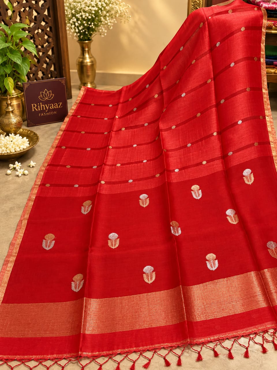 Shop Moss Red Silk Linen Resham Palla Sona Rupa Dual Zari Weaved Jamdani Saree by Rihyaaz. Handwoven heritage, refined detailing and timeless Indian elegance.