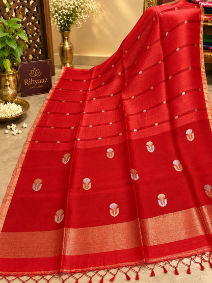 Shop Moss Red Silk Linen Resham Palla Sona Rupa Dual Zari Weaved Jamdani Saree by Rihyaaz. Handwoven heritage, refined detailing and timeless Indian elegance.