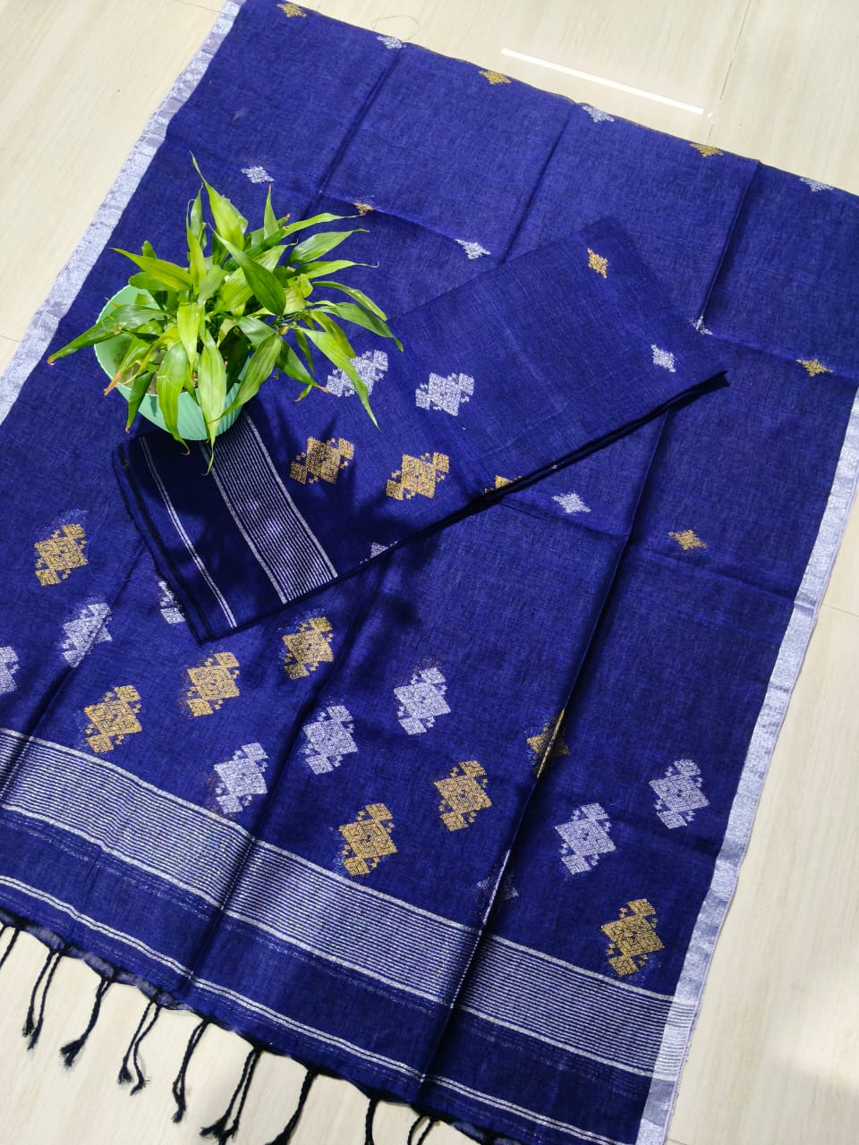 Inca Pure Linen Saree with Intricate dual zari weaving by Rihyaaz – elegant premium linen saree with a lightweight, breathable texture and graceful traditional drape.
