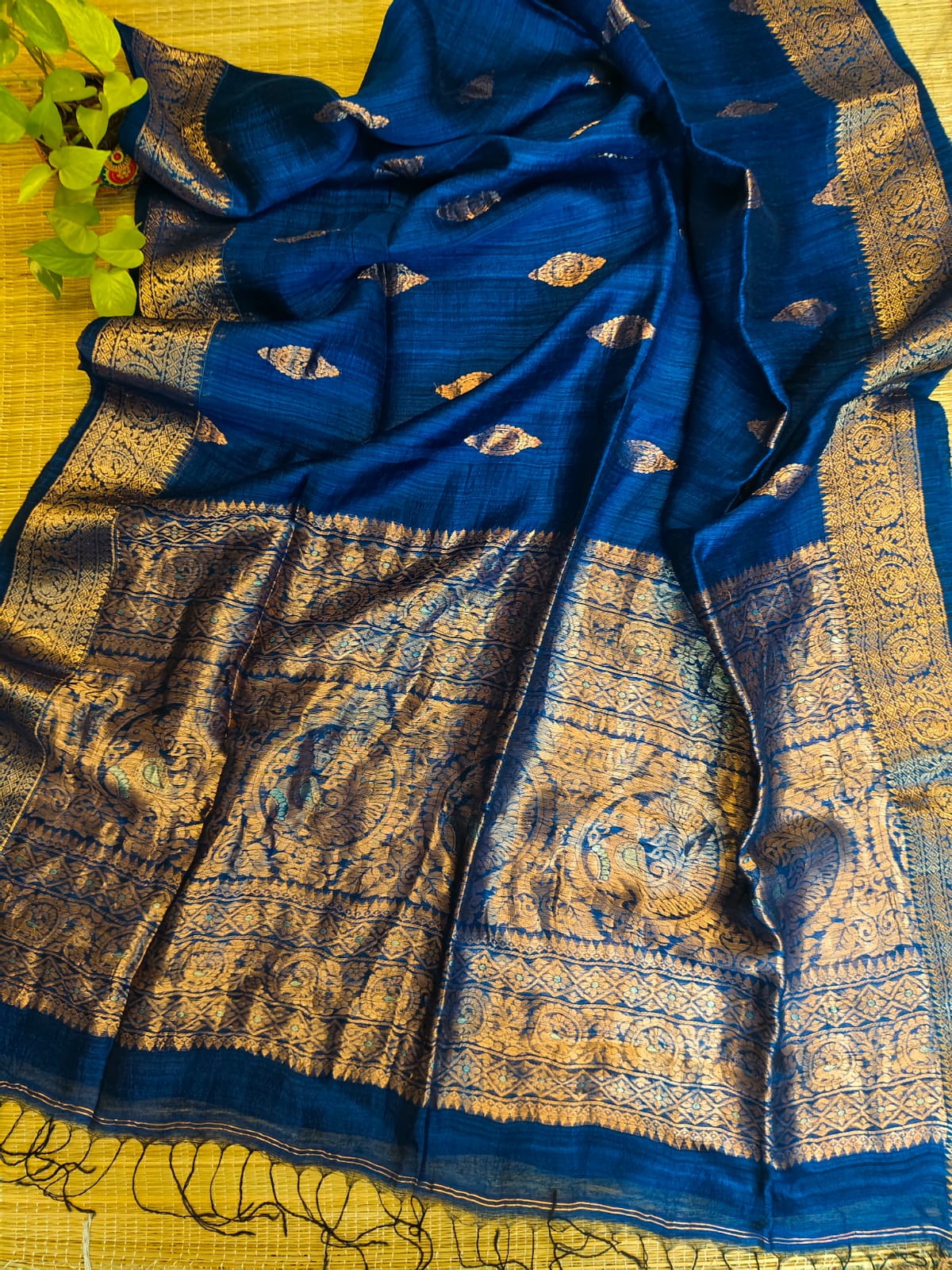 Premium pure Matka silk Benarasi saree with running Matka blouse piece by Rihyaaz