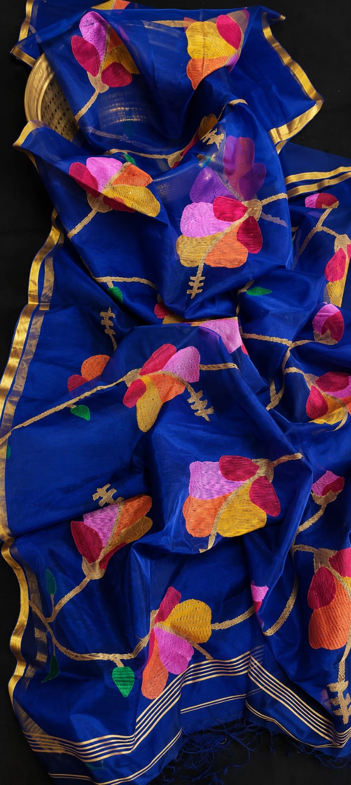 Blossom muslin Jamdani saree with allover floral handwoven motifs by Rihyaaz