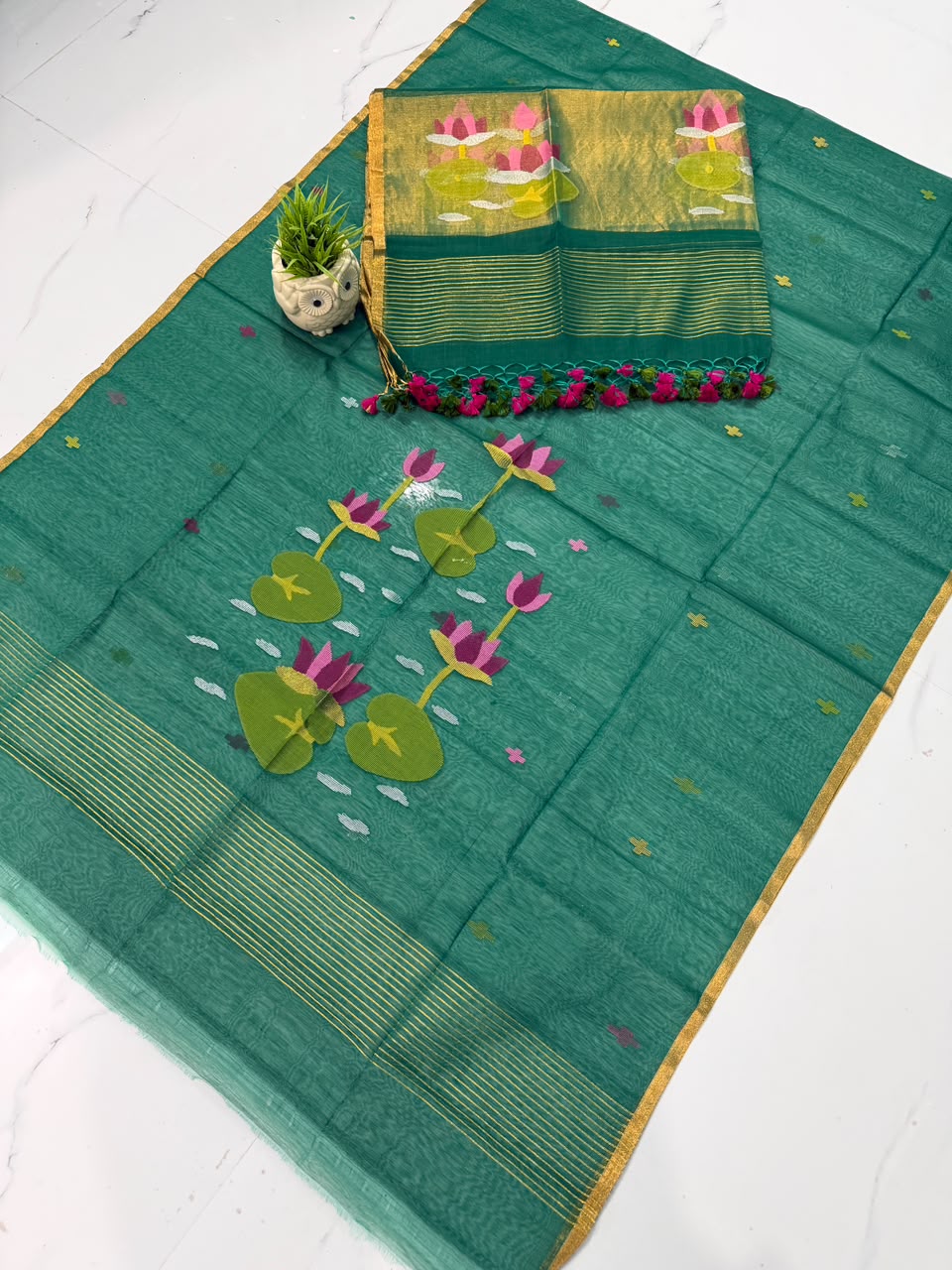 Rihyaaz handwoven Muslin Paithani Jamdani suit set with 2.5-meter top and 2.5-meter tassel-detail dupatta