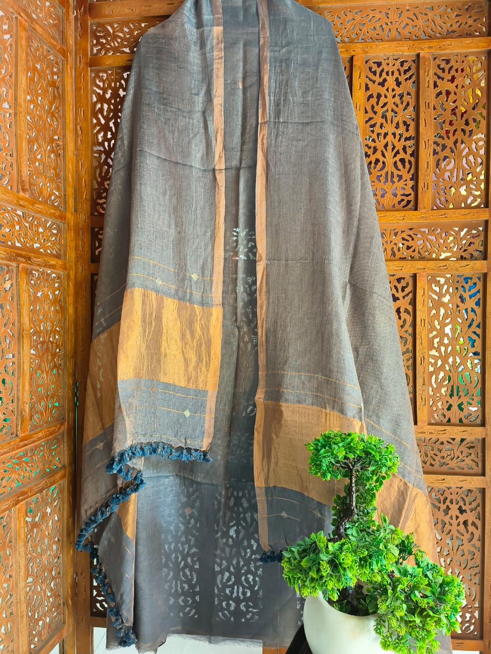 Heera Pure Linen Tissue Handwoven Jamdani Suit Set by Rihyaaz featuring intricate diamond butta needle weaving on the kurta and dupatta. Premium soft luxury linen tissue fabric, handcrafted ethnic wear with 2.5-meter kurta and 2.5-meter dupatta, ideal for festive, wedding, and occasion wear.