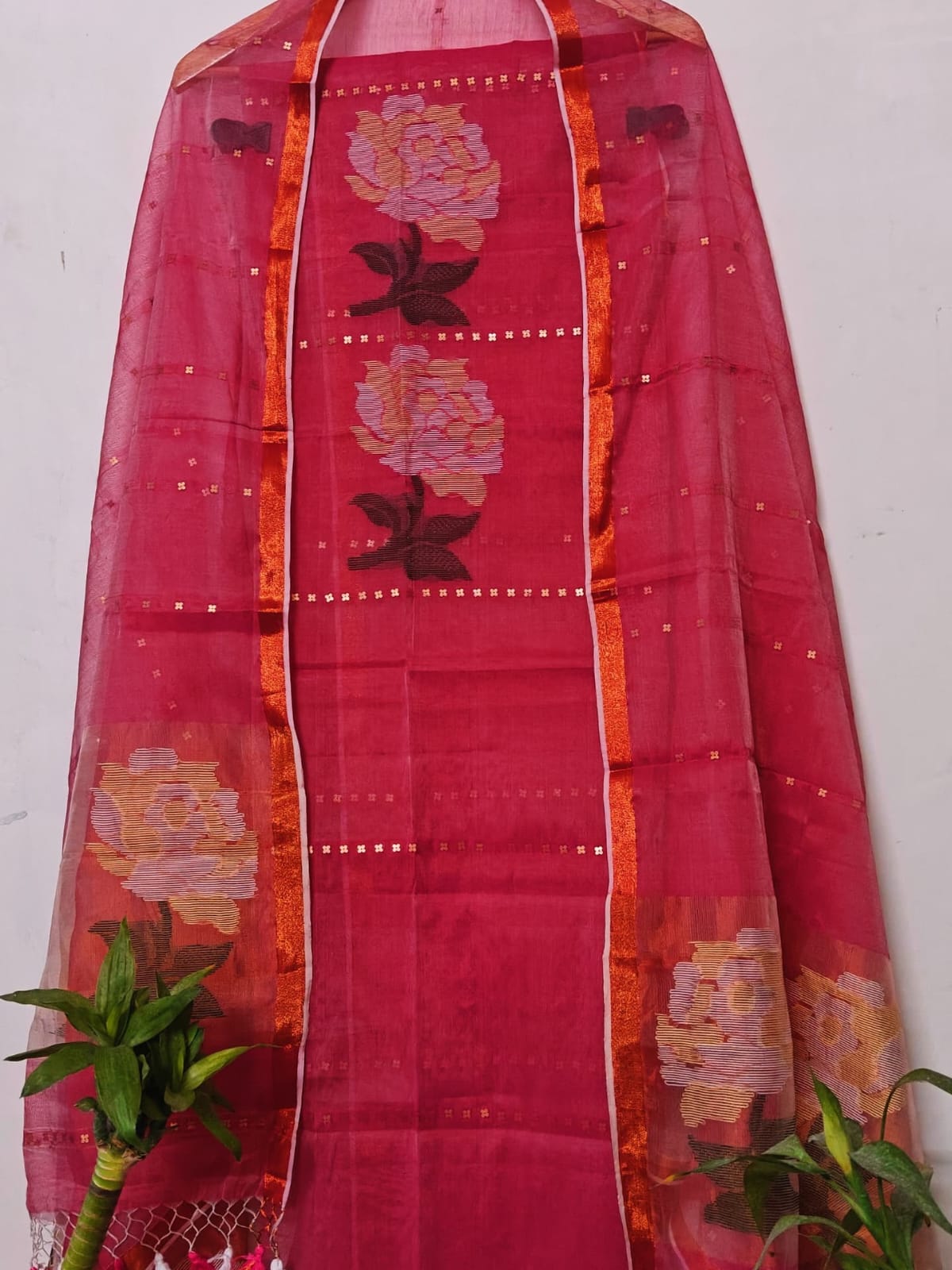 𝓡𝓸𝓼𝓪𝓵𝓲𝓷 silk muslin sequin-weaved needle Jamdani suit with tissue palla Jamdani dupatta by Rihyaaz, showcasing intricate handloom craftsmanship and elegant traditional detailing.